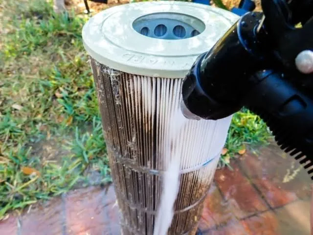 Filter cartridge being rinsed